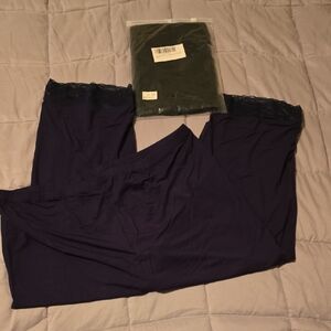 2 Pairs Of Lace Trimmed Capri Leggings